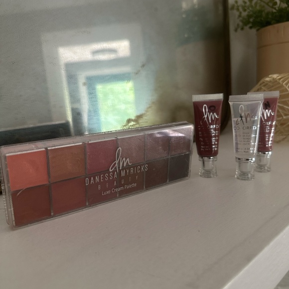 DM 4 Piece Lip / Cheek Bundle - MUA RETIREMENT SALE! - Picture 1 of 8
